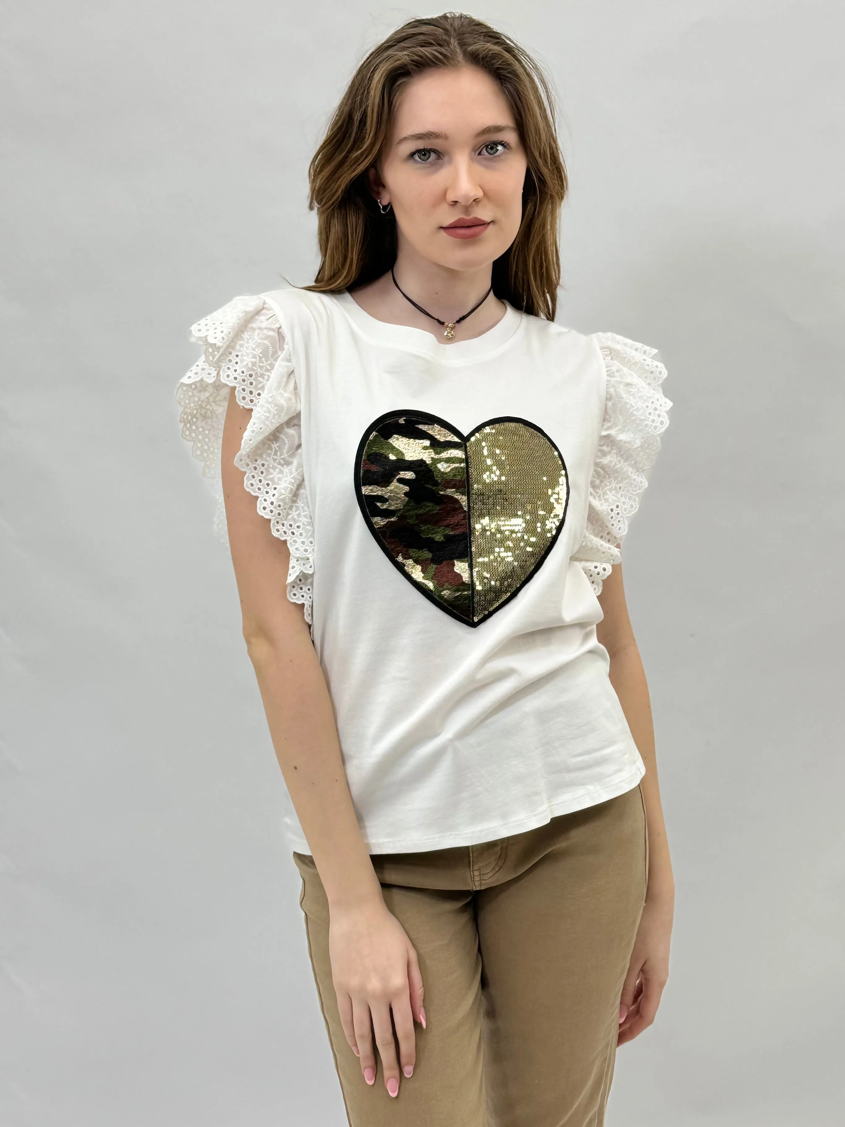 T-shirt in cotone con maniche in pizzo volant